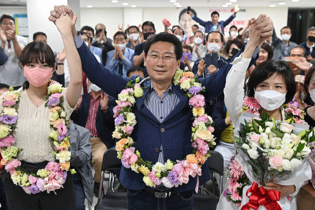 이상일 국민의힘 용인시장 후보가 1일 오후 경기도 용인시 기흥구 선거사무소에서 당선이 확실시된 뒤 지지자들과 환호하고 있다. 경기사진공동취재단