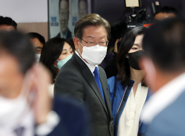 이재명 더불어민주당 후보가 1일 오후 인천시 계양구 자신의 선거사무소에서 소감을 밝힌 뒤 자리를 떠나고 있다. 연합뉴스