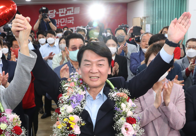 경기 성남 분당갑 국회의원 보궐선거에 출마한 안철수 당선인이 지난 1일 오후 당선이 확실시 되자 분당 선거사무소에서 꽃을 받아들고 세리머니를 하고 있다. 경기사진공동취재단