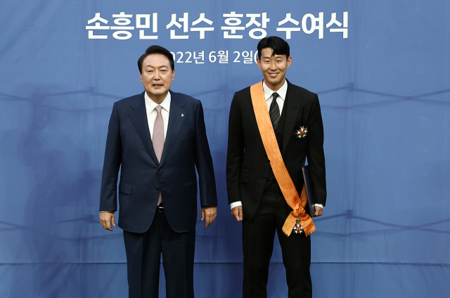 윤석열 대통령이 2일 오후 서울월드컵경기장에서 아시아 선수 최초로 잉글랜드 프로축구 프리미어리그 득점왕에 오른 손흥민에게 체육훈장 가운데 최고 등급인 청룡장을 수여한 후 기념촬영을 하고 있다. 연합뉴스