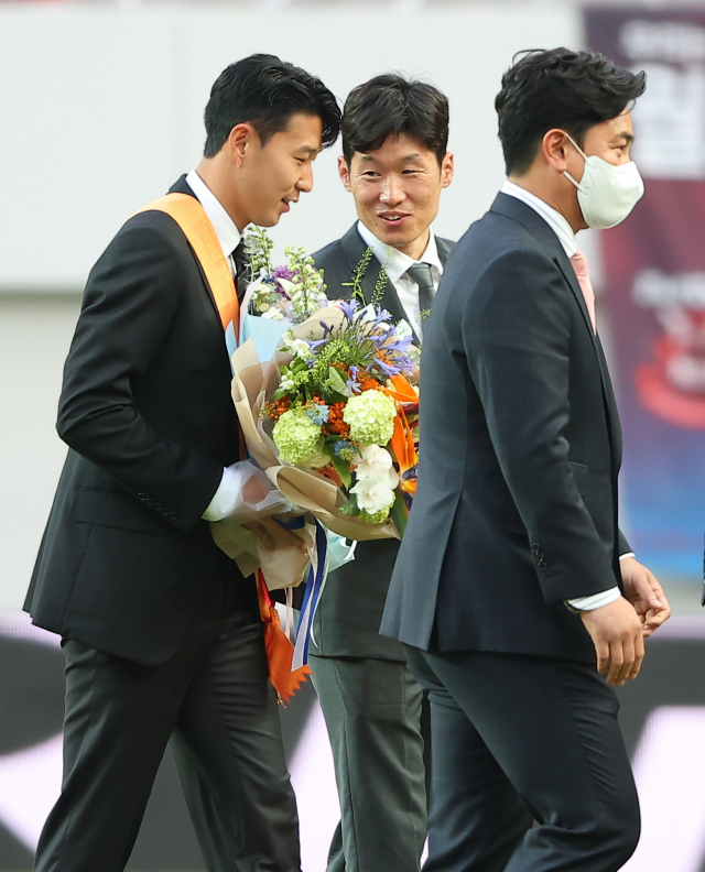 아시아 선수 최초로 잉글랜드 프로축구 프리미어리그 득점왕에 오른 손흥민이 2일 오후 서울 마포구 서울월드컵경기장에서 체육훈장 가운데 최고 등급인 청룡장을 받은 뒤 박지성, 안정환과 함께 경기장을 나서고 있다. 연합뉴스