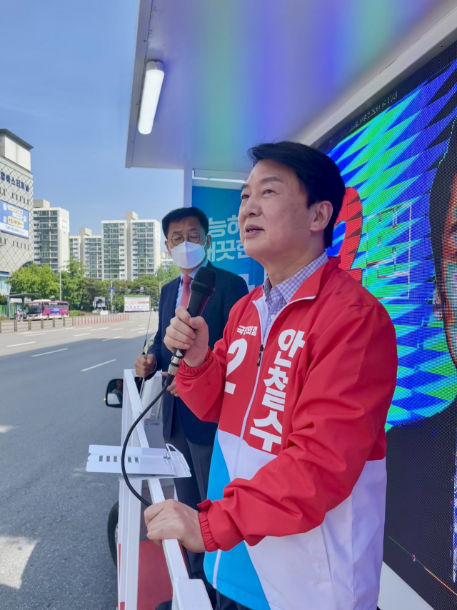 경기 성남 분당갑 국회의원 보궐선거 국민의힘 안철수 당선인이 2일 오전 경기도 성남시 분당구 일대에서 당선 인사를 하고 있다. /연합뉴스