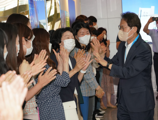 서울시교육감 3선 도전에 성공한 조희연 교육감이 2일 서울시교육청에 출근하며 직원들과 인사하고 있다. 연합뉴스