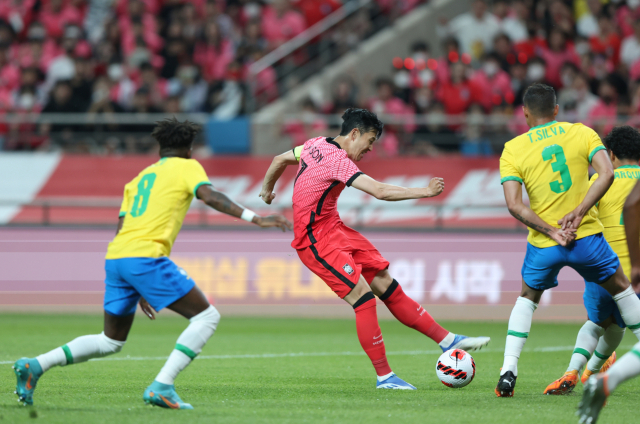 손흥민(왼쪽 두 번째)이 2일 브라질과의 축구 국가대표팀 평가전에서 슈팅을 하고 있다. 연합뉴스