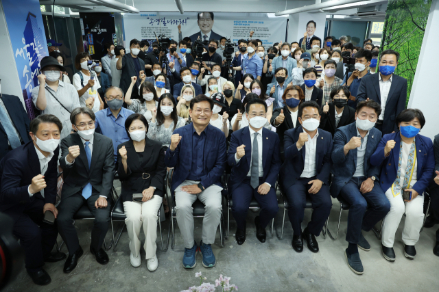 송영길 더불어민주당 서울시장 후보가 2일 서울 중구 무교동 캠프사무실에서 해단식을 마치며 참석자들과 기념촬영을 하고 있다. 연합뉴스