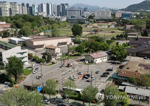 4월 1일 오전 서울 용산구 이촌역 인근 용산 미군기지 13번 출입문 일대에서 관계자들이 검문 초소를 철거하는 작업을 하고 있다./연합뉴스