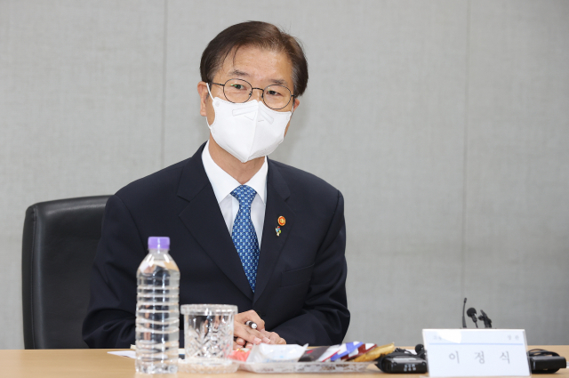 이정식 고용노동부 장관이 3일 오전 서울 용산구 크라운제과에 방문, 임금피크제 운영 사업장 현장방문 간담회에서 발언하고 있다. 연합뉴스