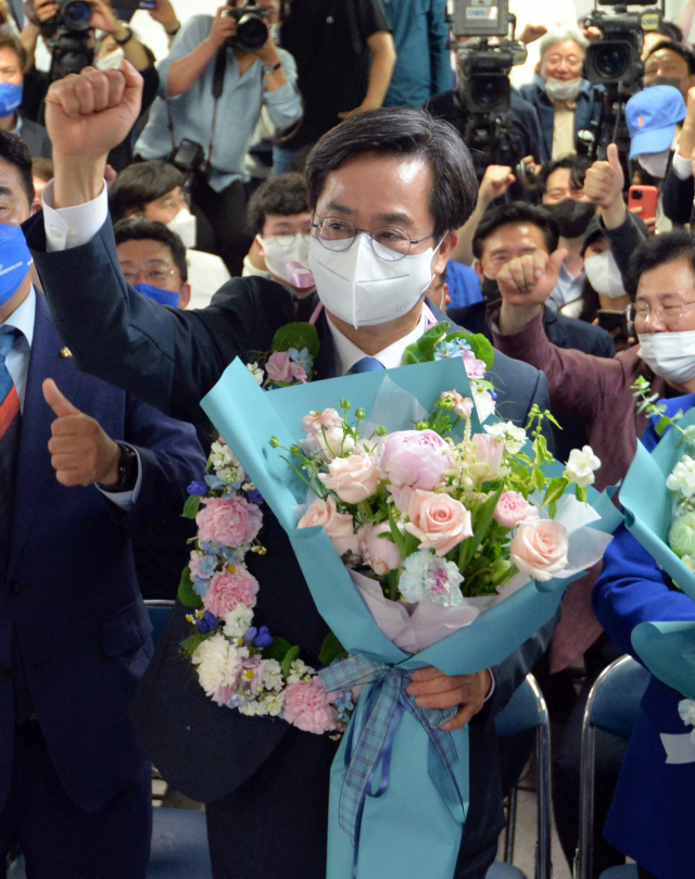 김동연 더불어민주당 경기도지사 후보가 2일 오전 경기도 수원시 팔달구 선거사무소에서 당선이 확정되자 주먹을 불끈 쥐고 있다.경기사진공동취재단