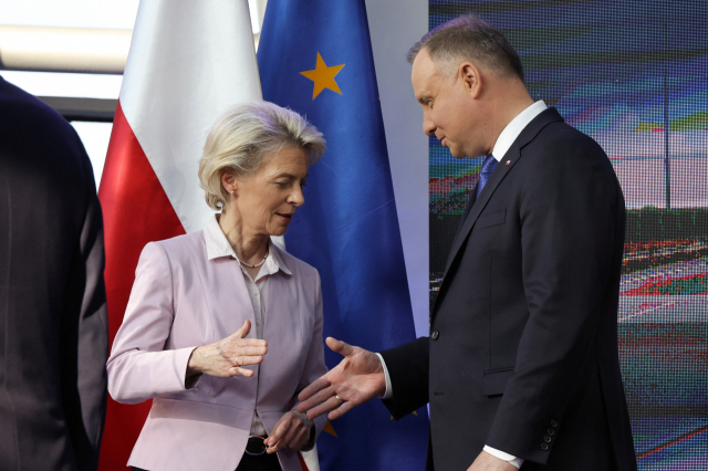 2일(현지 시간) 폴란드 바르샤바에서 우르줄라 폰데어라이엔 EU 집행위원장과 안제이 두다 폴란드 대통령이 악수하고 있다. 로이터연합뉴스
