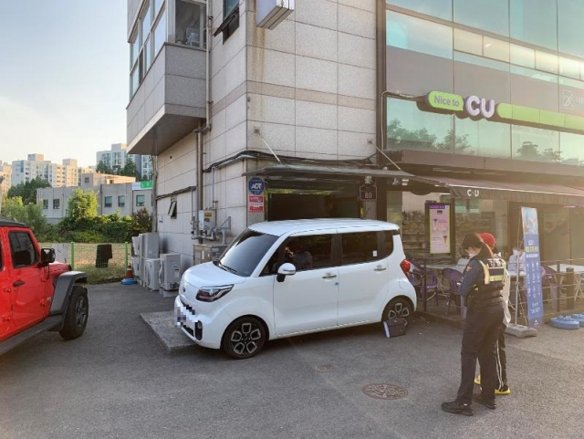 차량으로 건물 입구를 완전히 막아 통행을 방해하고 있는 모습. 해당 건물에서 미용실을 운영하고 있는 자영업자 A씨는 이날 해당 차주로 인해 하루 종일 장사를 하지 못했다고 토로했다. 온라인 커뮤니티 캡처