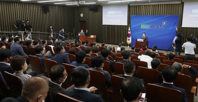 박홍근 더불어민주당 당대표 직무대행 겸 원내대표가 3일 서울 여의도 국회에서 열린 당무위원-국회의원 연석회의에서 인사말을 하고 있다. /성형주 기자