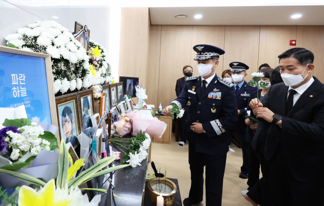 공군 성폭력 피해자 고(故) 이예람 중사 1주기를 하루 앞둔 지난달 20일 오전 경기도 성남시 국군수도병원 장례식장에서 열린 추모의 날에서 국민의힘 신원식 의원과 신옥철 공군참모차장 등이 고인을 추모하고 있다. 연합뉴스