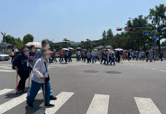 청와대를 찾은 관광객들이 3일 사랑채 앞 분수광장 인근 횡단보도를 건너고 있다. 박신원 기자