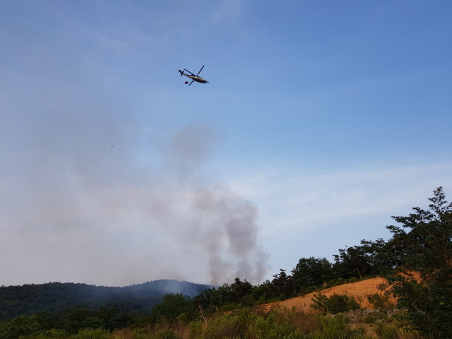 3일 오후 울산시 울주군 웅촌명의 한 야산에서 불이나 출동한 소방헬기가 진화하고 있다. 사진제공=울산소방본부