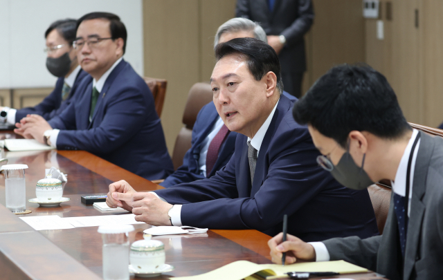 윤석열 대통령이 3일 오전 서울 용산 대통령실 청사에서 열린 미국 학계 및 전·현직 주요 인사 접견에서 발언하고 있다./연합뉴스