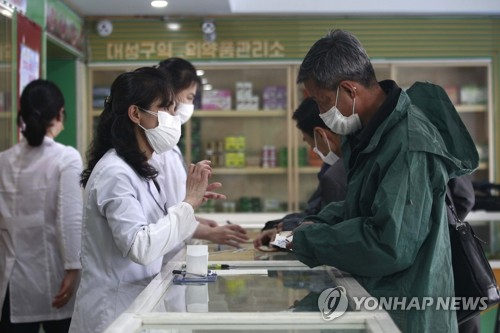 북한 평양의 대성구에서 지난달 16일 의약품관리소(약국) 직원들이 주민들에게 약을 처방해주고 있다. AP연햡뉴스