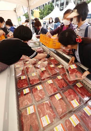 지난 달 19일 서울 중구 청계광장에서 열린 한우를 최대 50% 할인 판매하는 '2022 가정의 달 감사한우' 행사에서 시민들이 한우를 구입하고 있다. /연합뉴스
