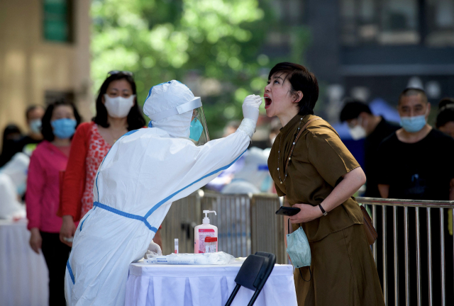 길거리서 코로나19 검사받는 中 베이징 여성. 사진 제공=AFP연합뉴스