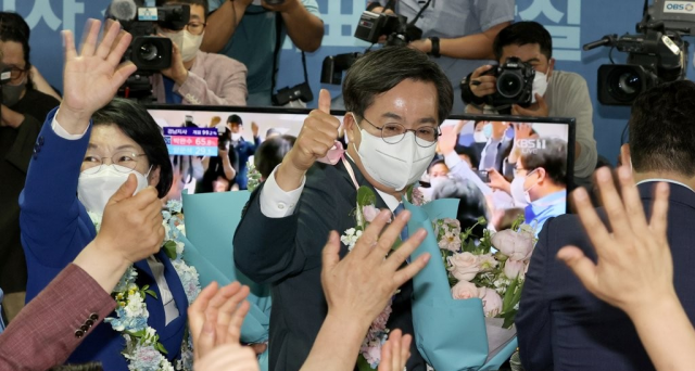 김동연 경기도지사 당선인이 지난 2일 오전 경기도 수원시 팔달구 선거사무소에서 당선 축하를 받고 있다. 연합뉴스