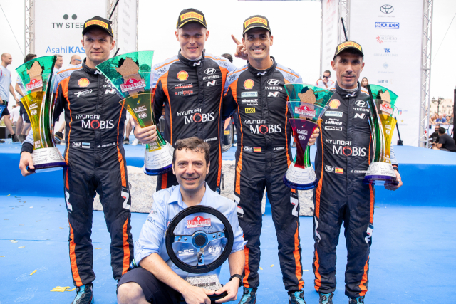 이탈리아에서 열린 2022 WRC 5차 대회에서 수상자들이 기념촬영을 하고 있다. 우승을 차지한 마틴 야르베오야(뒷줄 왼쪽부터) 현대 월드랠리팀 보조 드라이버, 드라이버 오트 타낙, 3위를 차지한 드라이버 다니 소르도, 보조 드라이버 칸디도 카레라. 사진 제공=현대차