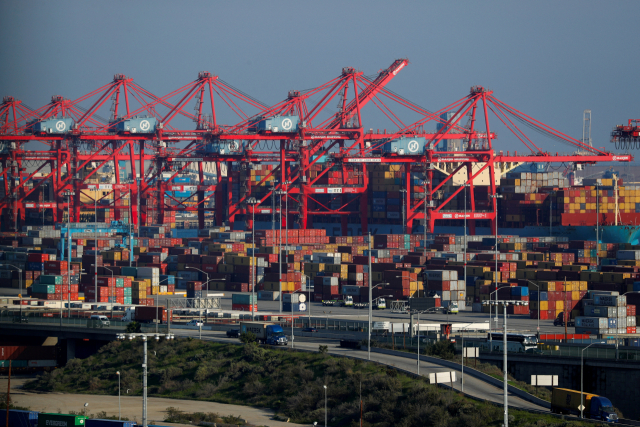 미국 캘리포니아주 롱비치 항구에 정박한 선박과 컨테이너들. 미국 정부는 중국산 수입 제품에 대한 관세 인하 방안을 검토하고 있다./로이터 연합뉴스