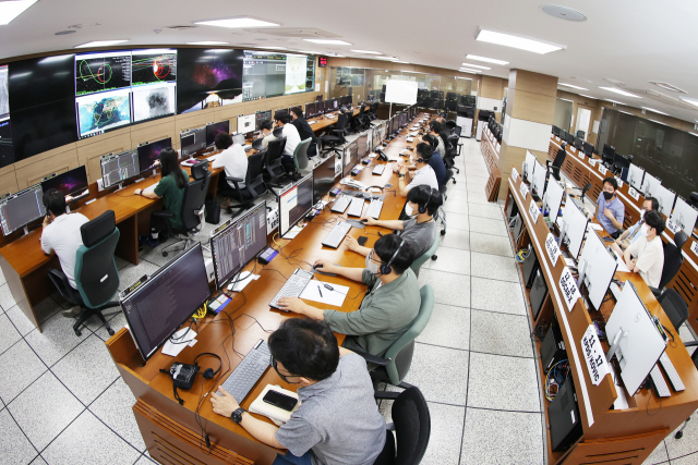 항우연 관제실에서 다누리가 정상적으로 임무를 수행하고 있는지 관측하는 리허설을 하고 있다. 사진제공=항우연