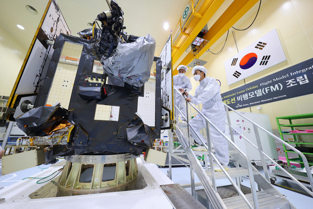 한국항공우주연구원 연구원들이 다누리를 점검하고 있다. 사진제공=한국항공우주연구원