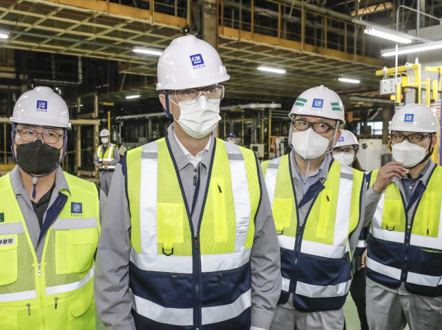 로베르토 렘펠(왼쪽 두 번째) 한국GM 사장이 부평공장을 방문해 신규 설비와 신차 생산 준비상태를 점검하고 있다. 사진 제공=한국GM