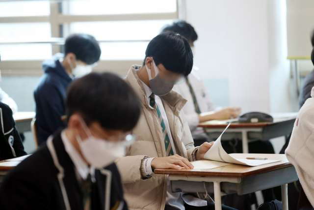 고3학생들이 3월 광주 서구 광덕고등학교에서 전국연합학력평가를 치르고 있다. 연합뉴스