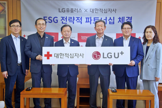 LG유플러스는 대한적십자사와 함께 재난대응과 사회안전망 구축 활동을 협력하기 위한 ESG 전략 파트너십을 체결했다고 6일 밝혔다. 이상천(왼쪽부터) 대한적십자사 사무총장, 윤성호 대한적십자사 부회장, 신희영 대한적십자사 회장, 황현식 LG유플러스 사장, 박형일 CRO 부사장, 박선영 대한적십자사 모금전략본부장이 기념촬영을 하고 있다. 사진 제공=LG유플러스