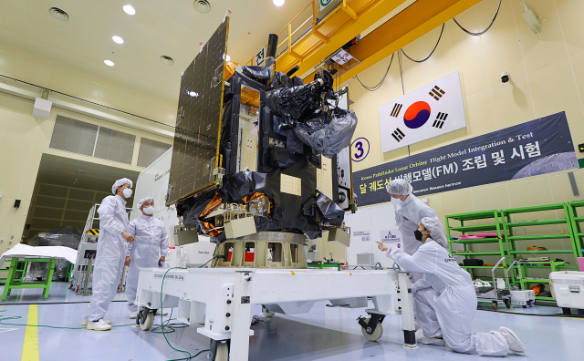 한국항공우주연구원(항우연) 연구원들이 지난 3일 국내 첫 달 탐사궤도선 ‘다누리’를 미국의 발사장으로 이송하기 전 점검을 하고 있다. 사진제공=항우연