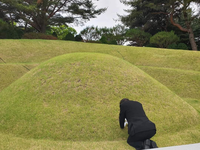이낙연 전 더불어민주당 대표가 지난 5일 국립현충원 김대중 전 대통령 묘역에 참배하고 있다. /사진=이낙연 페이스북 캡처