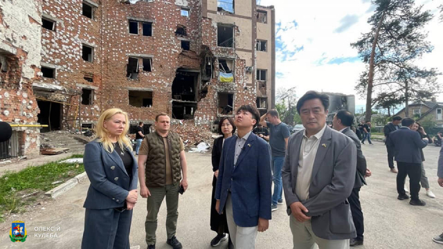 이준석 국민의힘 대표를 포함한 대표단이 5일(현지 시간) 우크라이나 수도 키이우를 방문해 현장을 둘러보고 있다. 사진 제공=올렉시 쿨레바 우크라이나 키이우 주지사 페이스북 캡처