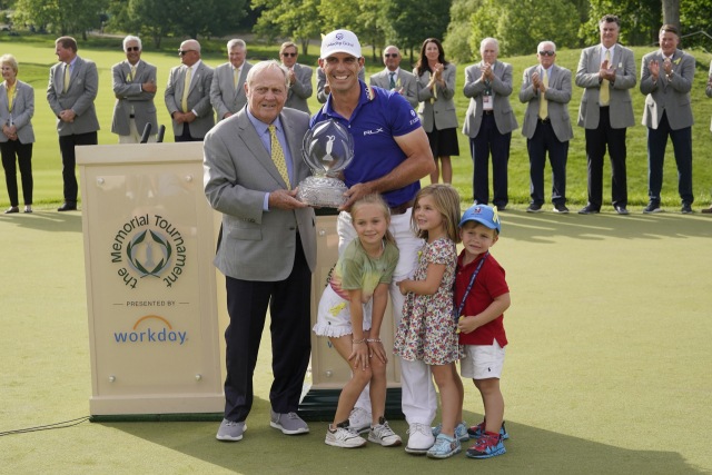 빌리 호셜(가운데)이 6일 메모리얼 토너먼트 대회 주최자인 잭 니클라우스로부터 트로피를 받으며 세 자녀와 함께 기념 촬영을 하고 있다. AP연합뉴스