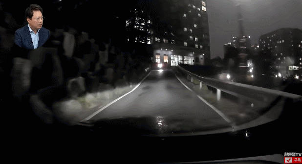 역주행하던 오토바이가 마주오던 차 앞에서 쓰러지는 모습. /유튜브 채널 ‘한문철TV’ 영상 캡쳐