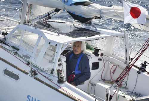 호리에 겐이치(83) 씨가 혼자 요트를 타고 무기항으로 태평양을 횡단하는 데 성공한 뒤 4일 언론 촬영에 응하고 있다. 연합뉴스