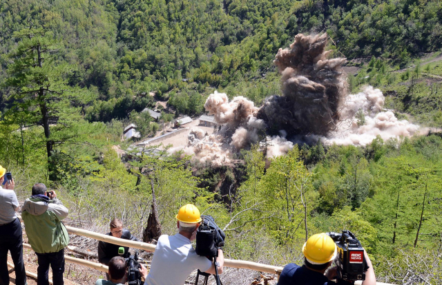지난 2018년 5월 국제 기자단이 취재하는 가운데 북한이 함경북도 풍계리 핵실험장을 폭파하는 모습. 북한 측은 풍계리 핵실험장이 완전히 폐기됐다고 주장했다. 연합뉴스