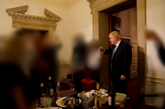 보리스 존슨 영국 총리가 2020년 11월 총리실 직원 송별회에 참석해 술잔을 들고 있는 모습. 그레이엄 보고서