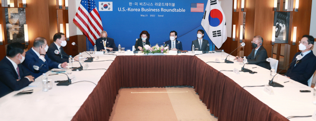 지난달 21일 이창양 산업통상자원부 장관과 지나 러몬도 미국 상무부 장관이 용산구 하얏트호텔에서 기업인들과 함께 한미 비즈니스 라운드 테이블 회의를 하고 있다. 이날 회의에는 이재용 삼성전자 부회장, 최태원 SK 회장, 구광모 LG그룹 회장, 정의선 현대차 회장, 신동빈 롯데그룹 회장, 김동관 한화솔루션 사장, 백우석 OCI 회장, 최수연 네이버 사장이 참석했다. 사진 제공=산업통상자원부