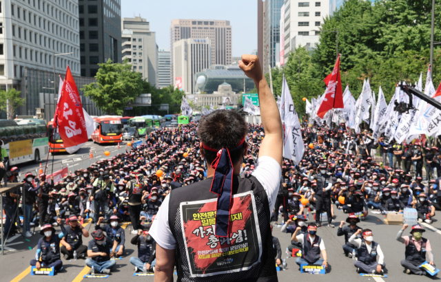 민주노총 화물연대가 5월 서울 숭례문 앞 도로에서 총파업 결의 대회를 하고 있다. 연합뉴스