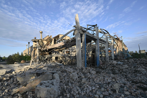 5일(현지시간) 러시아의 공습으로 파괴된 우크라이나 키이우 외곽 철도 수리 공장의 모습. AF{연합뉴스
