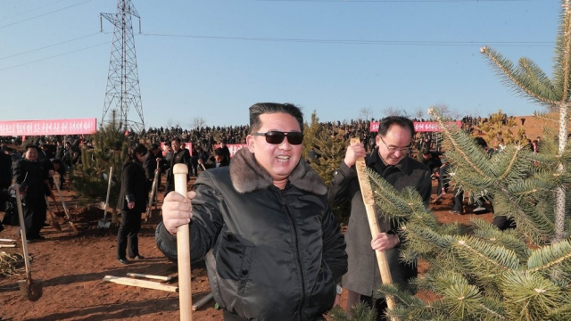 김정은 북한 국무위원장이 지난 3월 북한의 식목일인 식수절을 맞아 평양 화성지구에서 제2차 초급당비서대회 참가자들과 기념 식수했다고 조선중앙통신이 보도했다. 연합뉴스