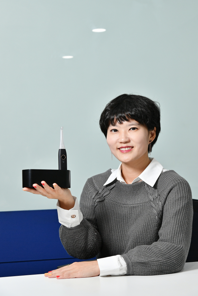 손호정 스마투스코리아 대표가 서울 대방동 사무실에서 충치 측정 기기 ‘스마투스’를 소개하고 있다. 사진 제공=스마투스코리아