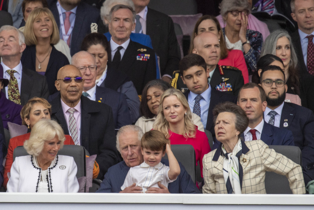 5일(현지시간) 영국 엘리자베스 2세 여왕의 즉위 70주년 기념행사 ‘플래티넘 주빌리’에서 영국의 루이(앞줄 가운데) 왕자가 찰스 왕세자의 무릎 위에 앉아있다. AP연합뉴스