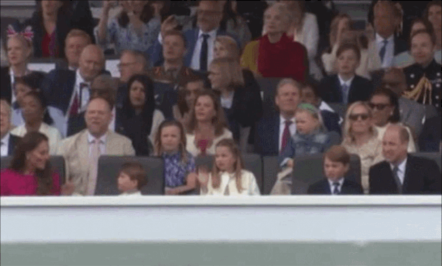 5일(현지시간) 엘리자베스 2세 영국 여왕의 즉위 70주년 기념행사 ‘플래티넘 주빌리’에서 영국의 루이(앞줄 왼쪽 두 번째) 왕자가 케이트 미들턴 왕세손빈에게 투정을 부리고 있다. 트위터 캡처