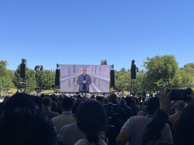 6일(현지 시간) 미국 캘리포니아 쿠퍼티노의 애플 파크에서 세계개발자컨퍼런스(WWDC)가 열린 가운데 팀 쿡 애플 최고경영자가 환영 인사를 하고 있다. /실리콘밸리=정혜진 특파원