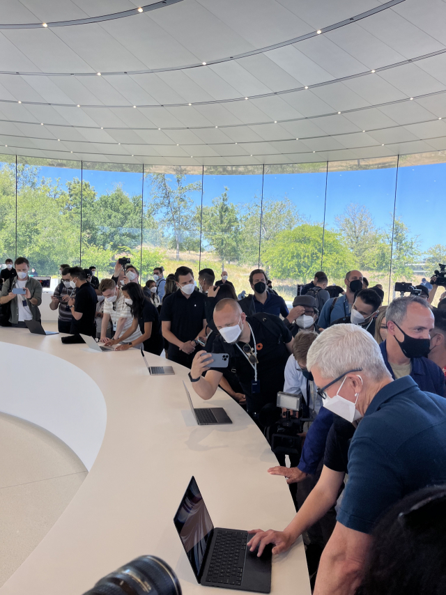 6일(현지 시간) 미국 캘리포니아 쿠퍼티노의 애플 파크에서 세계개발자컨퍼런스(WWDC)가 열린 가운데 팀 쿡(오른쪽) 애플 최고경영자가 신제품 맥북 에어를 체험하고 있다. /실리콘밸리=정혜진 특파원