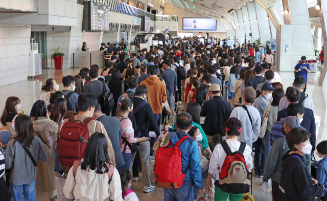 어린이날 '징검다리 연휴' 첫 날인 지난 5월 5일 김포공항 국내선 청사가 여행객들로 붐비고 있다. 권욱기자