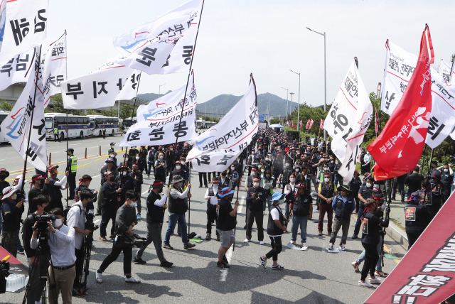 민주노총 공공운수노조 화물연대본부 부산지부 조합원은 7일 오전 부산 강서구 부산신항 삼거리에서 총파업 출정식을 열었다./연합뉴스