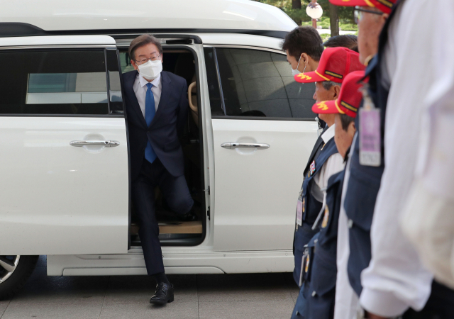 이재명 더불어민주당 의원이 7일 국회 의원회관에 첫출근하기 위해 차에서 내리고 있다. /성형주 기자